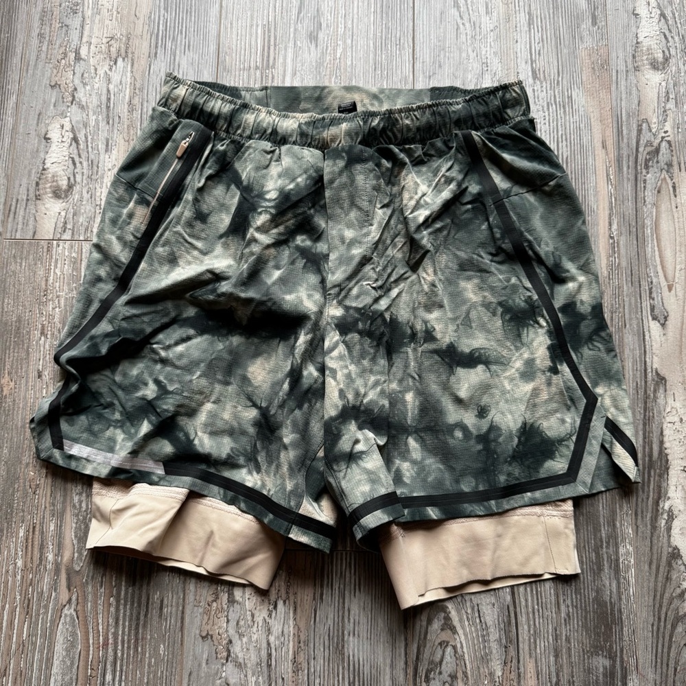 Men’s Lululemon Surge Lined 7 Inch Shorts Tan Green Medium Athleisure Athletic